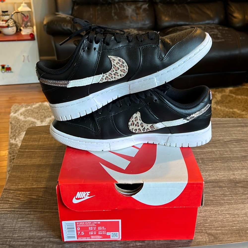 Women’s size 9 Nike Dunk SE.